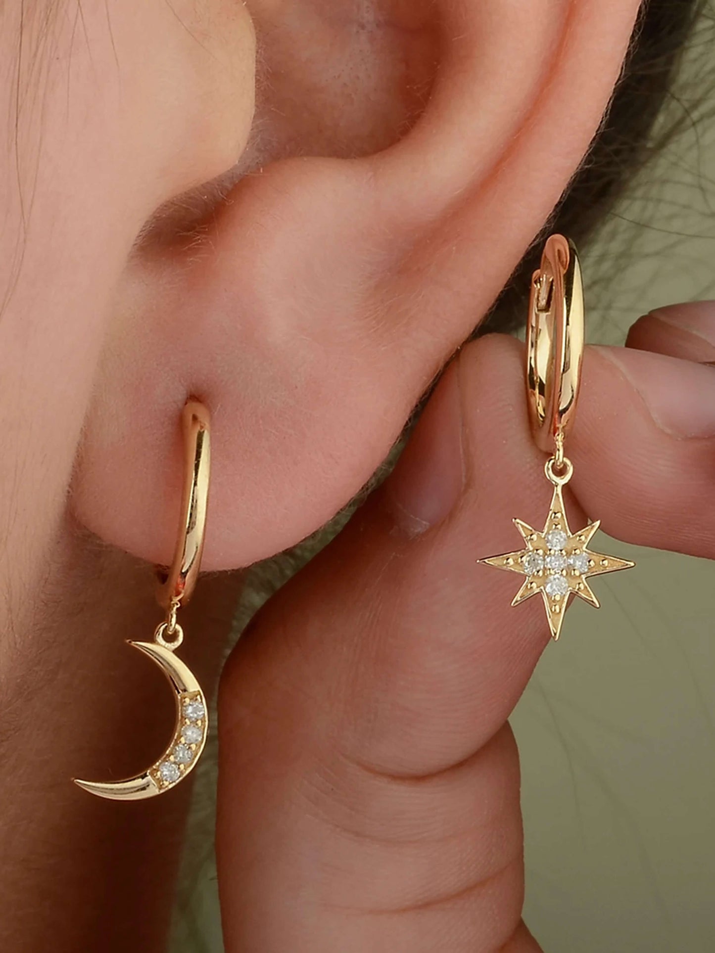 Edelstahl Stern Creolen Ohrringe mit Zirkonia Akzenten für Unisex Stil